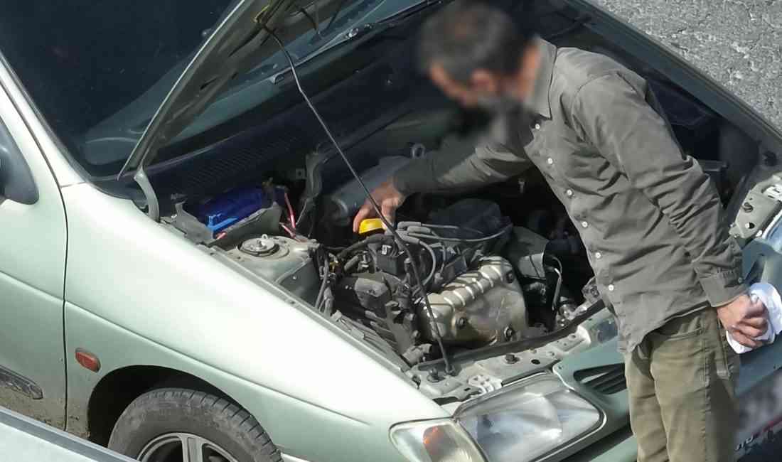 Kars’ta trafik denetimi yapan polisleri gören bir sürücü, uygulama noktasına
