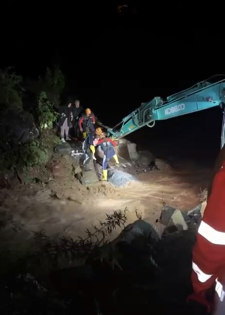 Rize’de etkili olan sağanak yağış, yüksek kesimlerde sel ve heyelanlara