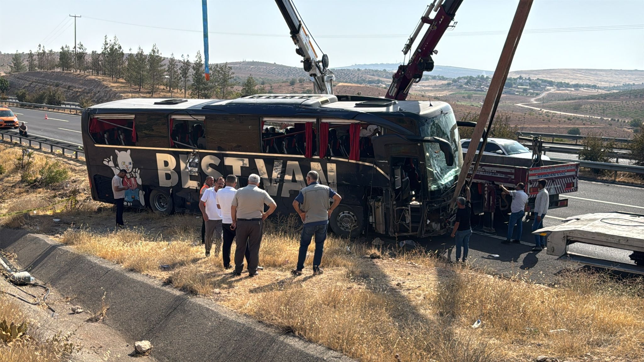 Şanlıurfa-Gaziantep Otoyolu’nun 40’ıncı kilometresinde sabah saatlerinde bir yolcu otobüsü şarampole