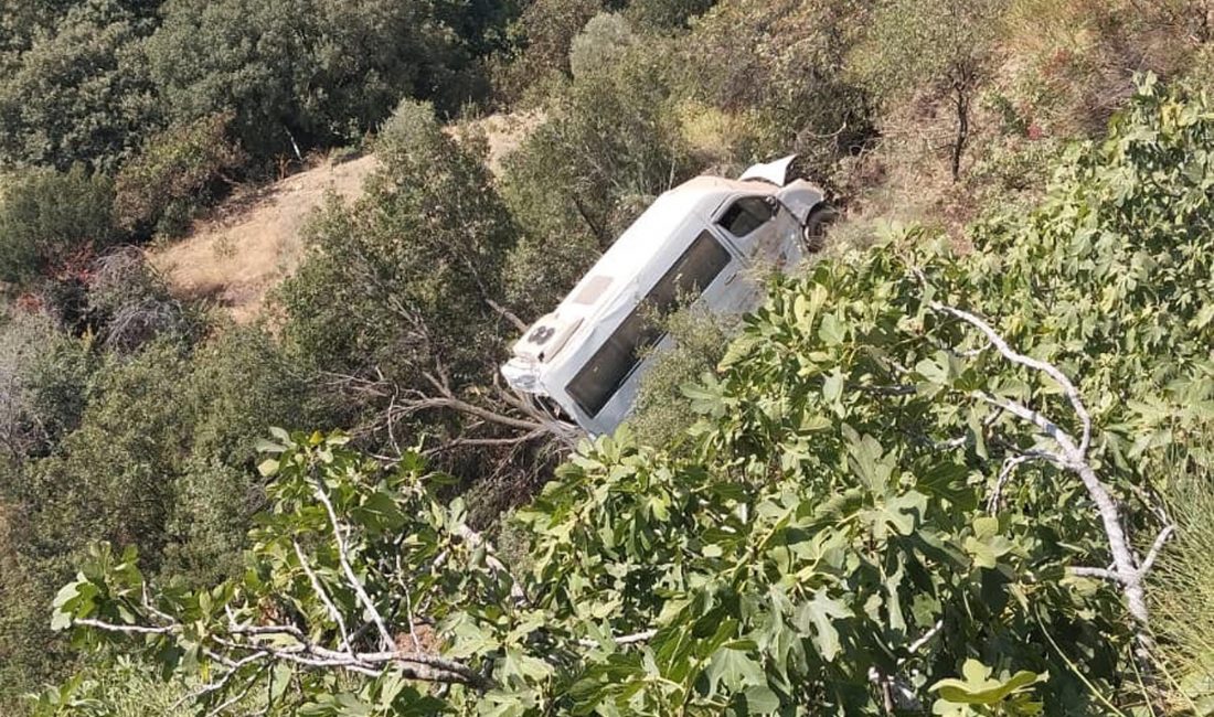 Aydın’da Öğrenci Servisi Uçuruma Yuvarlandı: 5 Yaralı Aydın’ın Sultanhisar ilçesinde öğrenci servisi minibüsünün uçuruma yuvarlanması sonucu 4’ü