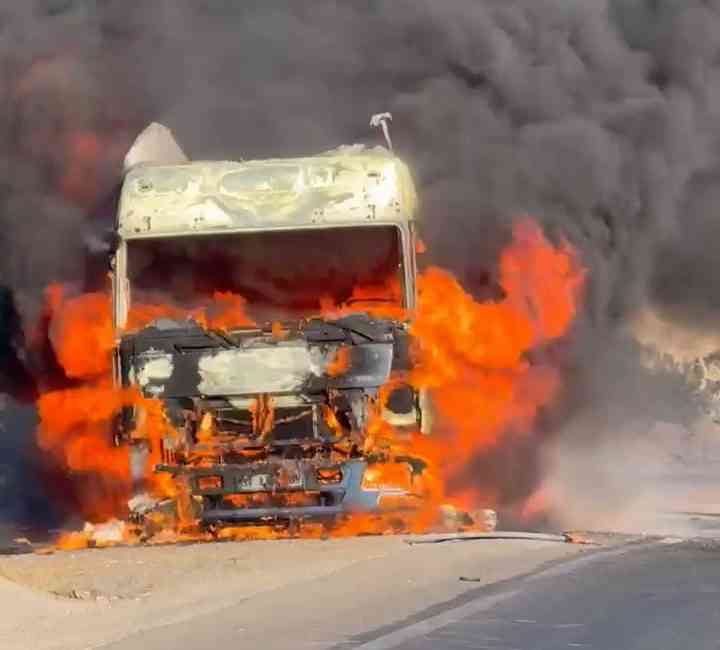 Hatay’ın Belen ilçesinde, seyir halindeyken alev alan bir TIR, hızla