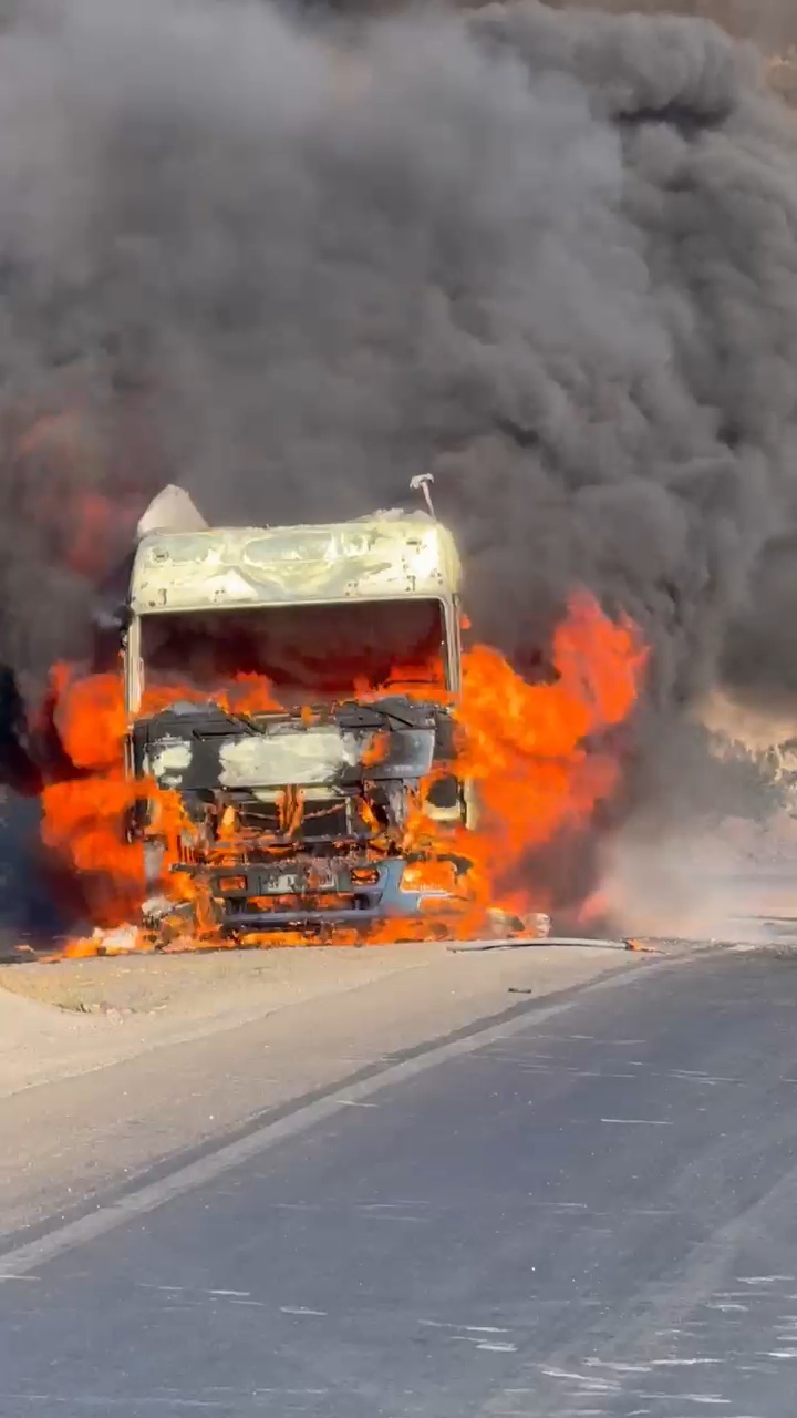 Hatay’ın Belen ilçesinde, seyir halindeyken alev alan bir TIR, hızla
