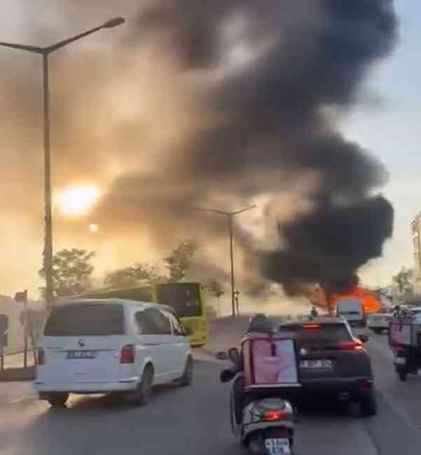 Bursa’nın Nilüfer ilçesinde, yol kenarında park halindeki bir seyyar kokoreç