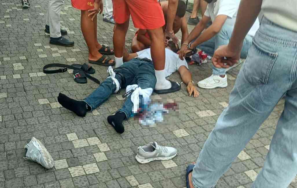 Antalya’nın Manavgat ilçesinde, işlettikleri mağazanın önünde oturdukları sırada motosikletli iki