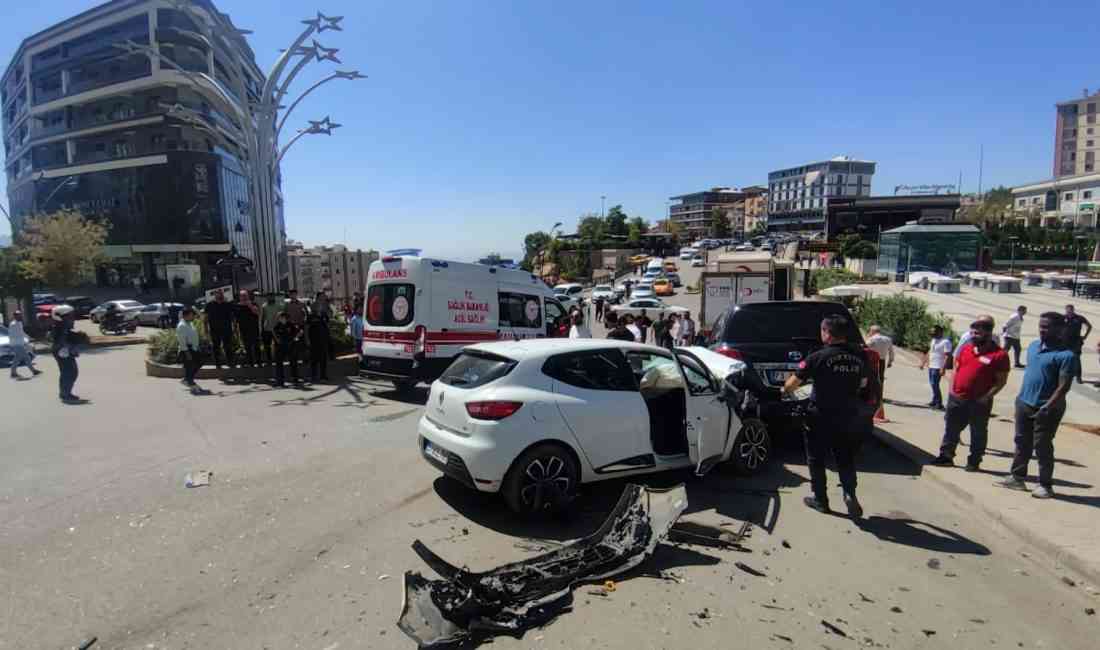 Şırnak’ın Cumhuriyet Meydanı’nda meydana gelen zincirleme trafik kazasında, 5 araç