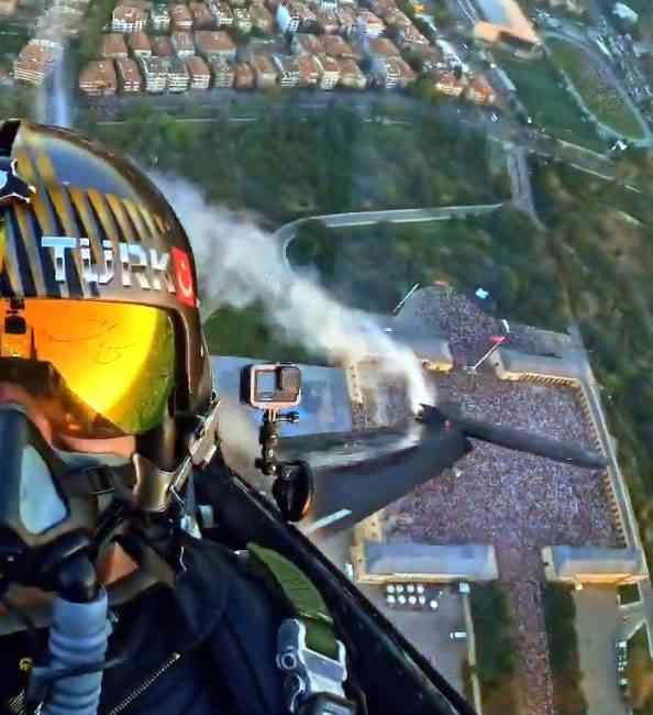 SOLOTÜRK, 30 Ağustos Zaferi‘nin 103’üncü yıl dönümünde, Ankara‘da Anıtkabir üzerinde