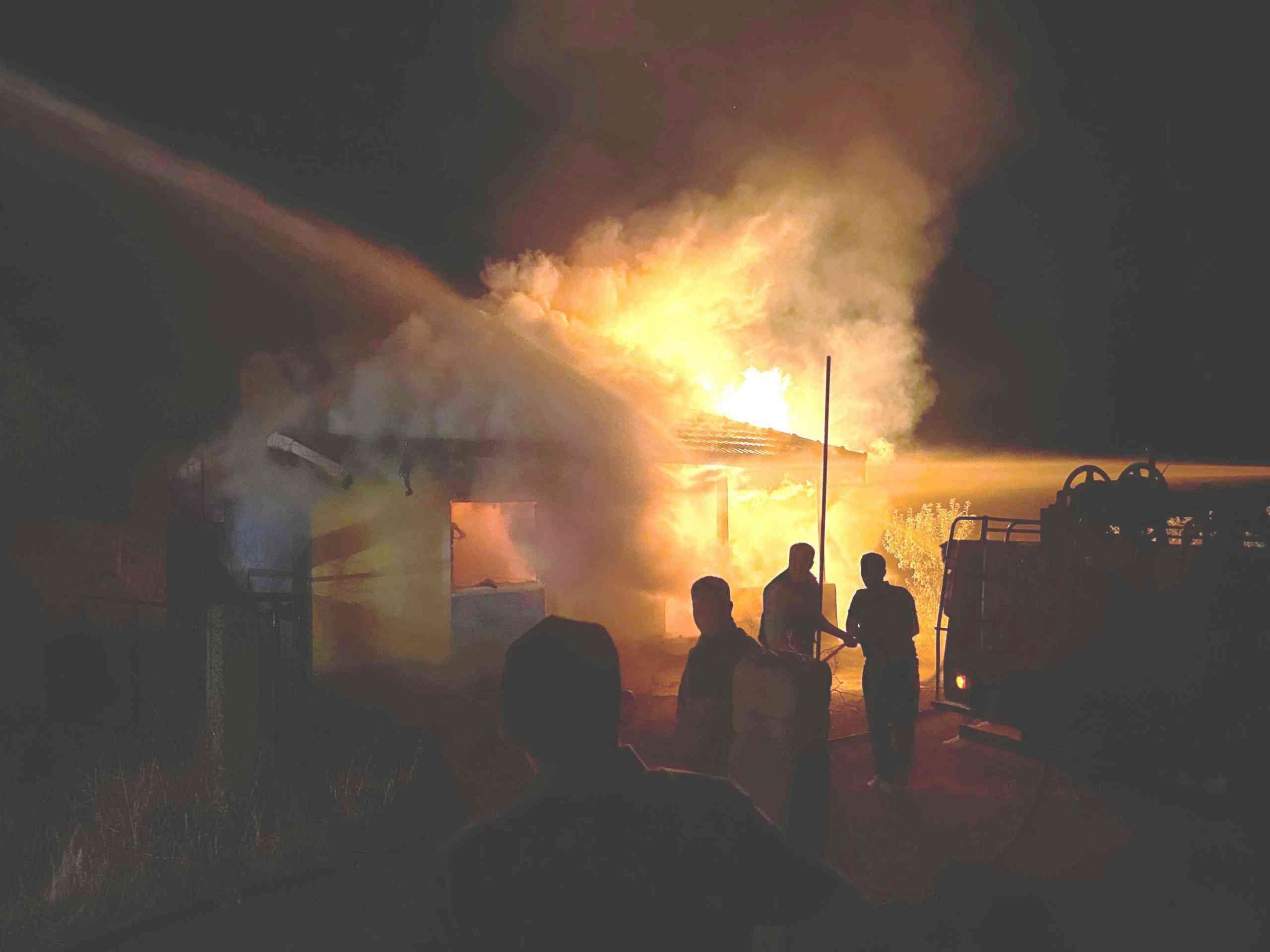 Kütahya’nın Hisarcık ilçesinde sünnet düğünü sırasında bir bağ evinde çıkan