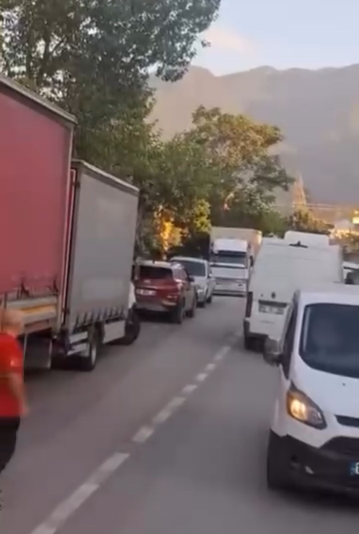 Bursa’nın Nilüfer ilçesinde, sabah saatlerinde ters yöne giren bir otomobilin