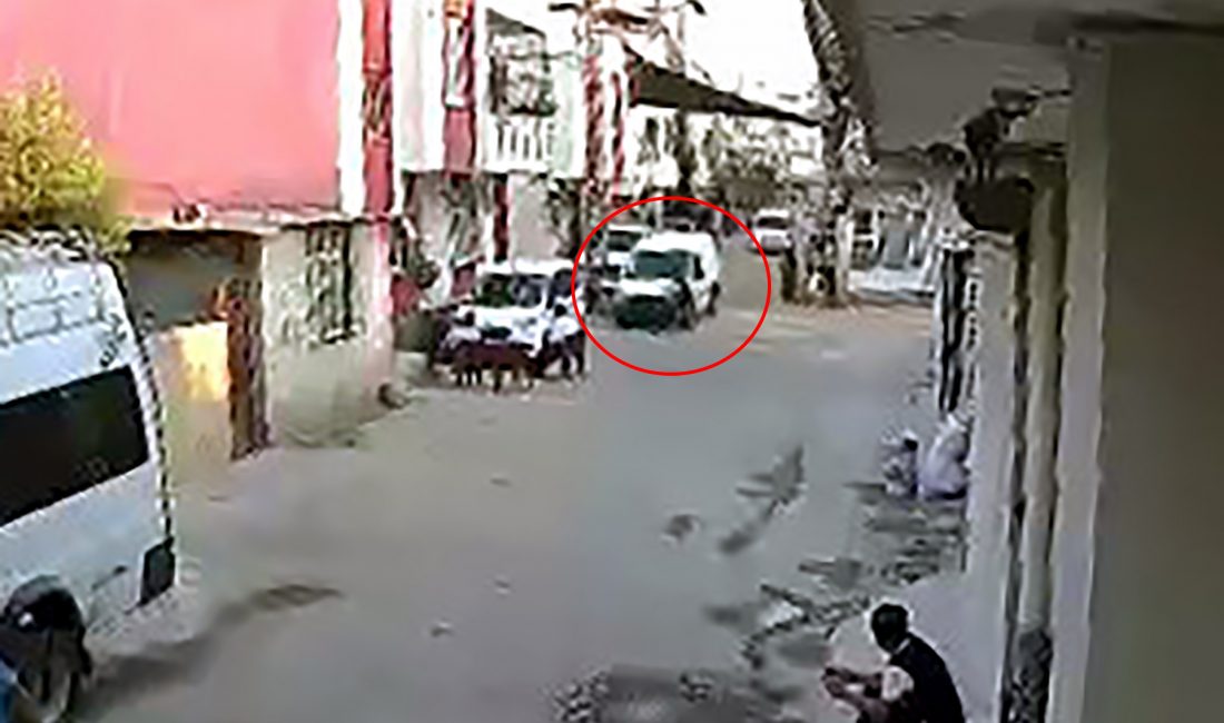 Adana’nın Seyhan ilçesinde polisin takibe aldığı bir hafif ticari araçta