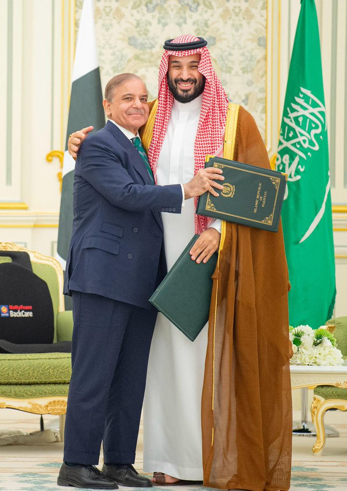 Suudi Arabistan Veliaht Prensi Muhammed bin Selman ile Pakistan Başbakanı