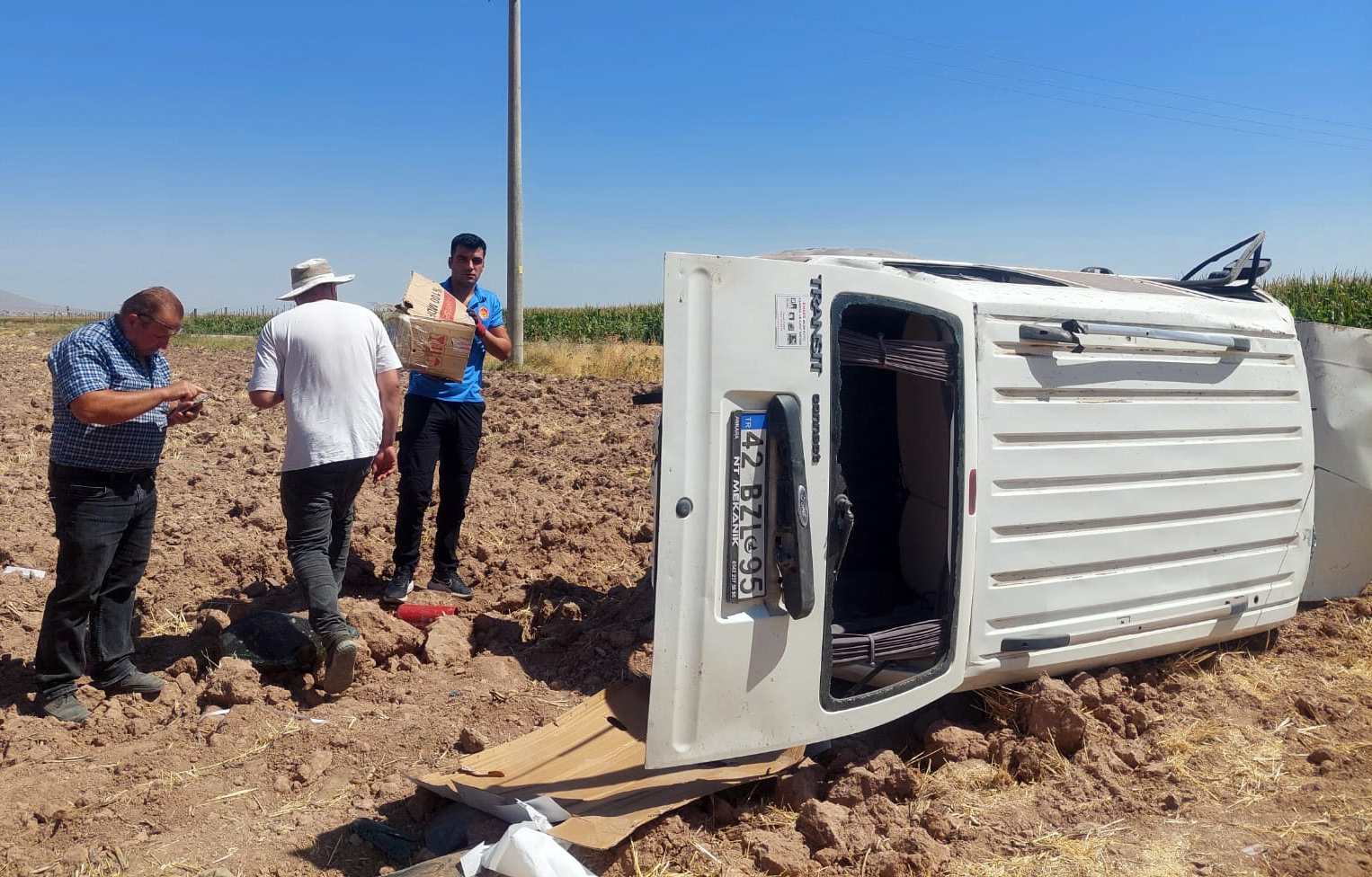 Karaman’da hafif ticari aracın takla atması sonucu sürücü yaralandı, araçta
