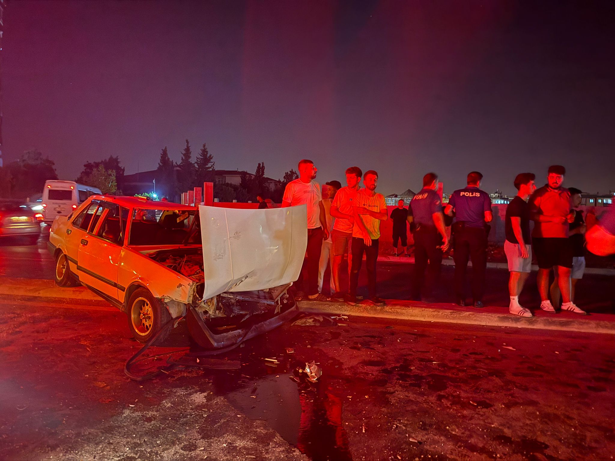 Mersin’in Tarsus ilçesinde sürücüsünün kontrolünden çıkan otomobil karşı şeride geçerek