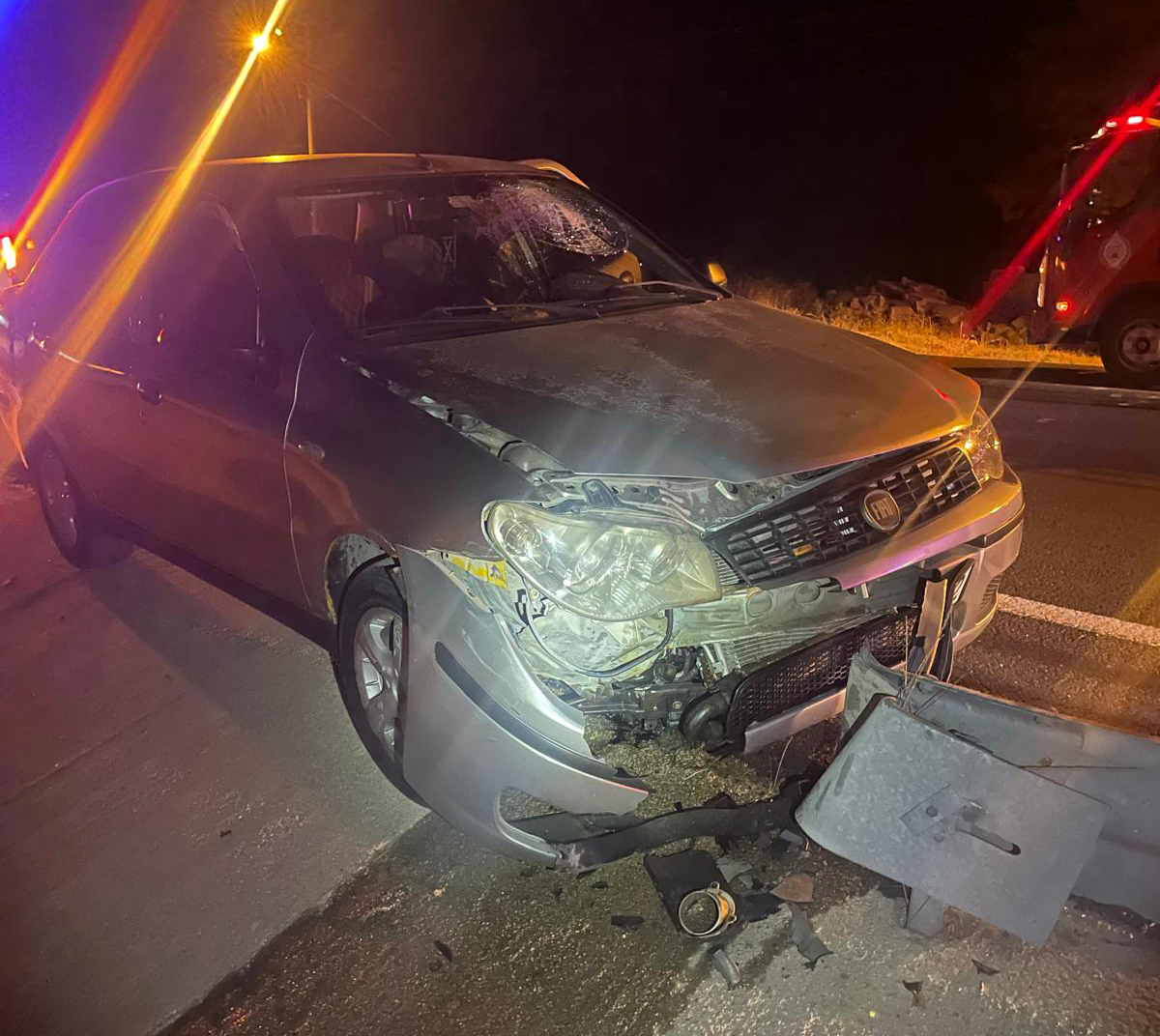 Edirne’nin Keşan ilçesinde ters yönde ilerleyen otomobilin refüje çarpması sonucu