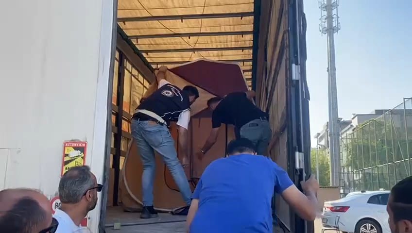 Amasya’da polisin yol kontrolünde durdurduğu TIR’ın dorsesinde kurulu 3 kamp