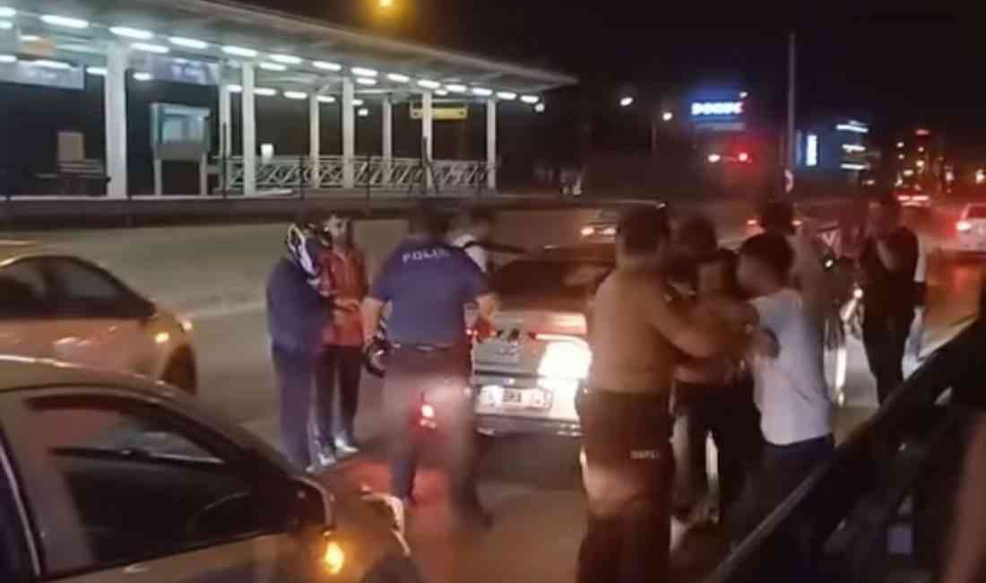 Bursa’nın Yıldırım ilçesinde yol verme meselesi nedeniyle çıkan tartışma kavgaya