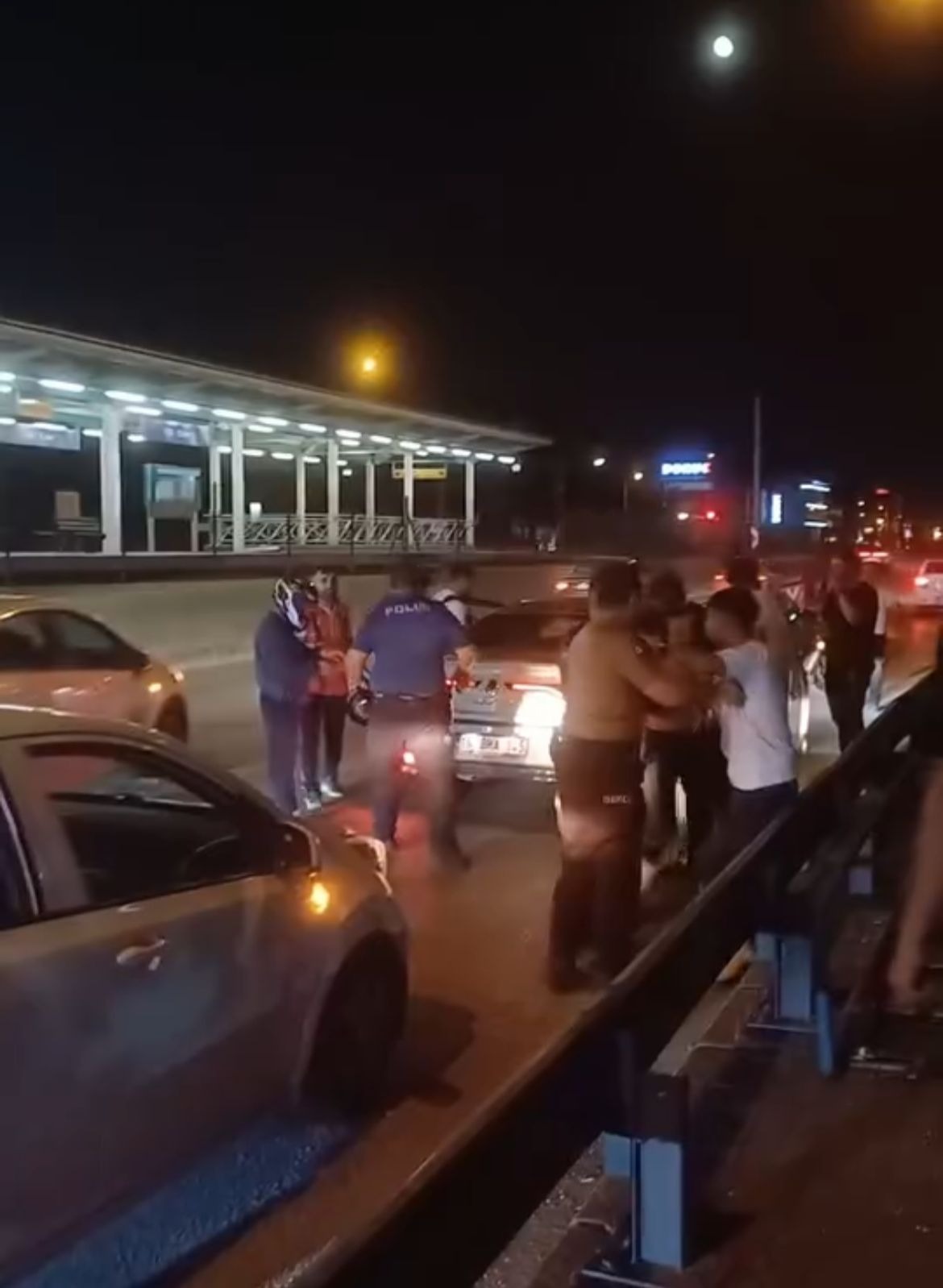 Bursa’nın Yıldırım ilçesinde yol verme meselesi nedeniyle çıkan tartışma kavgaya