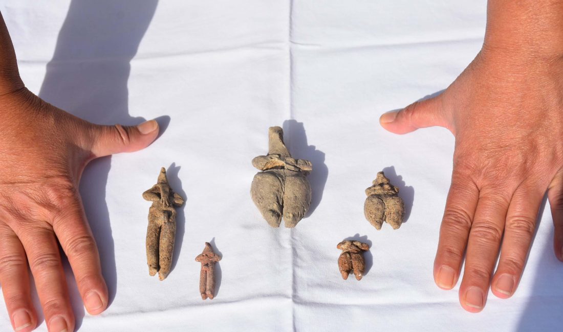 İzmir Ulucak Höyüğü’nde 8 Bin Yıllık Heykelcikler Bulundu İzmir’in Kemalpaşa ilçesindeki Ulucak Höyüğü’nde yürütülen kazılarda Neolitik döneme ait