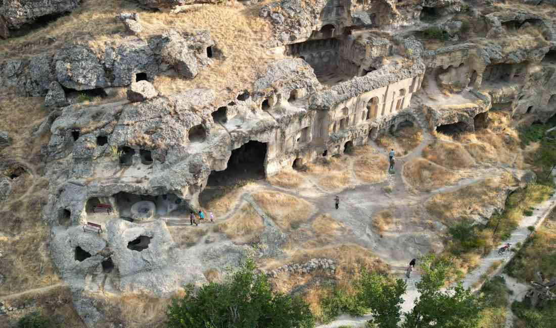 Kayseri’nin Yeşilhisar ilçesinde, kayadan oyma inşa edilen ve alt katı
