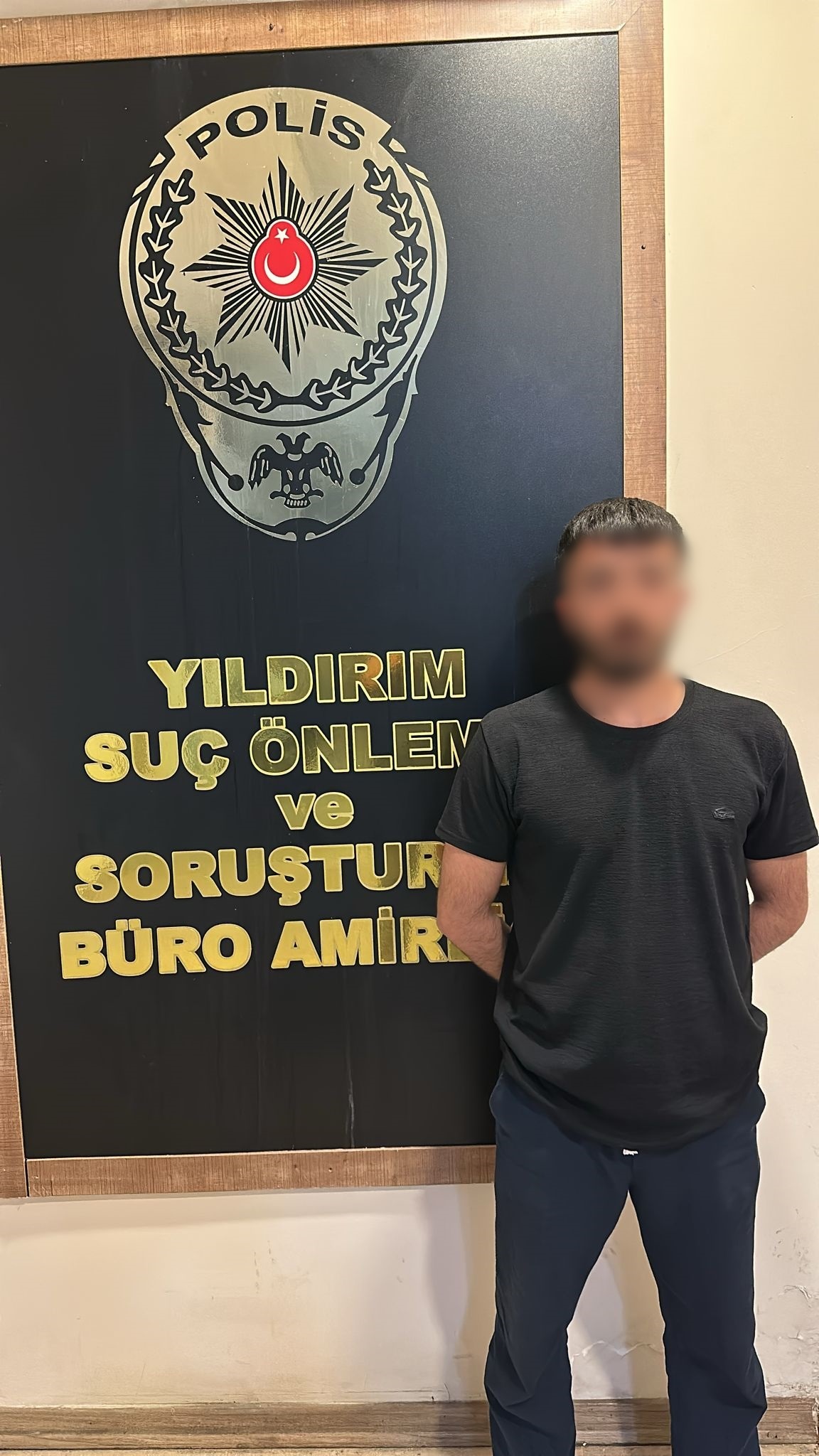 Bursa’nın Yıldırım ilçesinde polis ekiplerinin takibe aldığı şüpheli, girdiği kahvehanenin