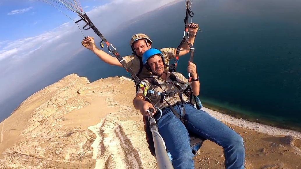 Van’ın Erciş ilçesinde, Antalya Yamaç Paraşüt Kulübü sporcusu Mehmet Sadık