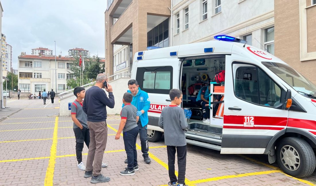 Kayseri’nin Melikgazi ilçesinde bir öğrencinin yangın ziline basması paniğe neden