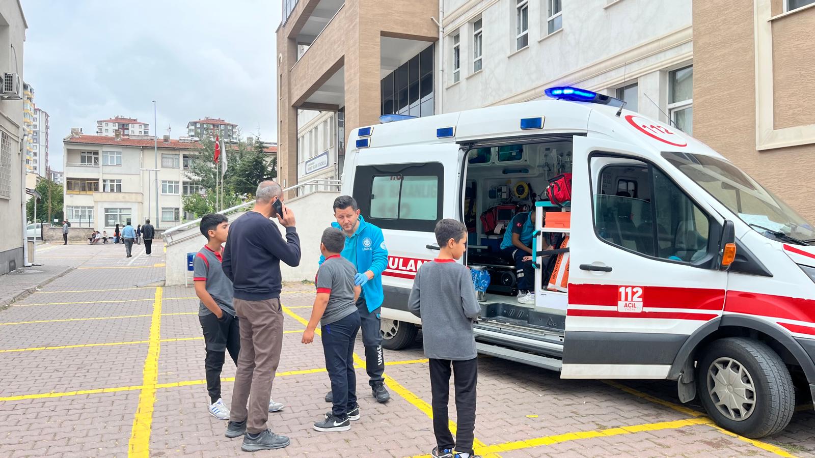 Kayseri’nin Melikgazi ilçesinde bir öğrencinin yangın ziline basması paniğe neden