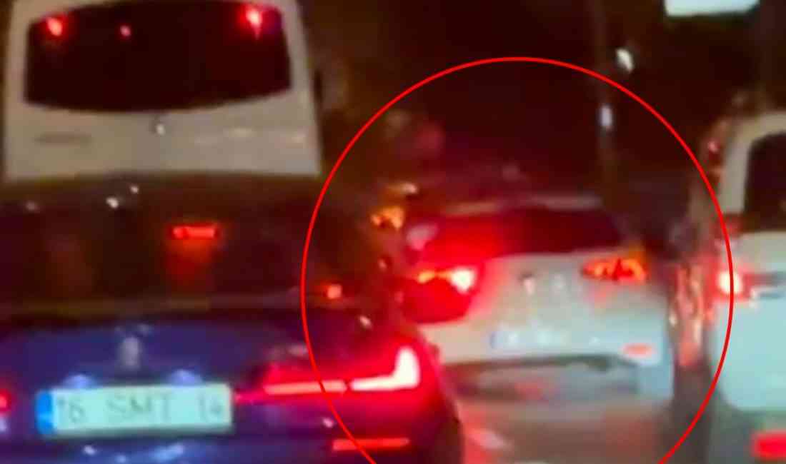 Bursa’nın Osmangazi ilçesinde, yoğun trafiğe aldırış etmeyen iki sürücü araçlarıyla