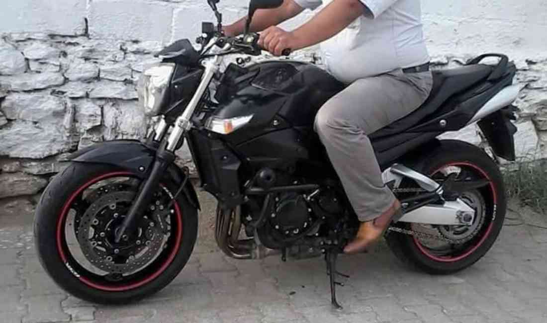 Aydın’ın Sultanhisar ilçesinde, yol kenarında devrilmiş motosikletinin yanında hareketsiz yatan