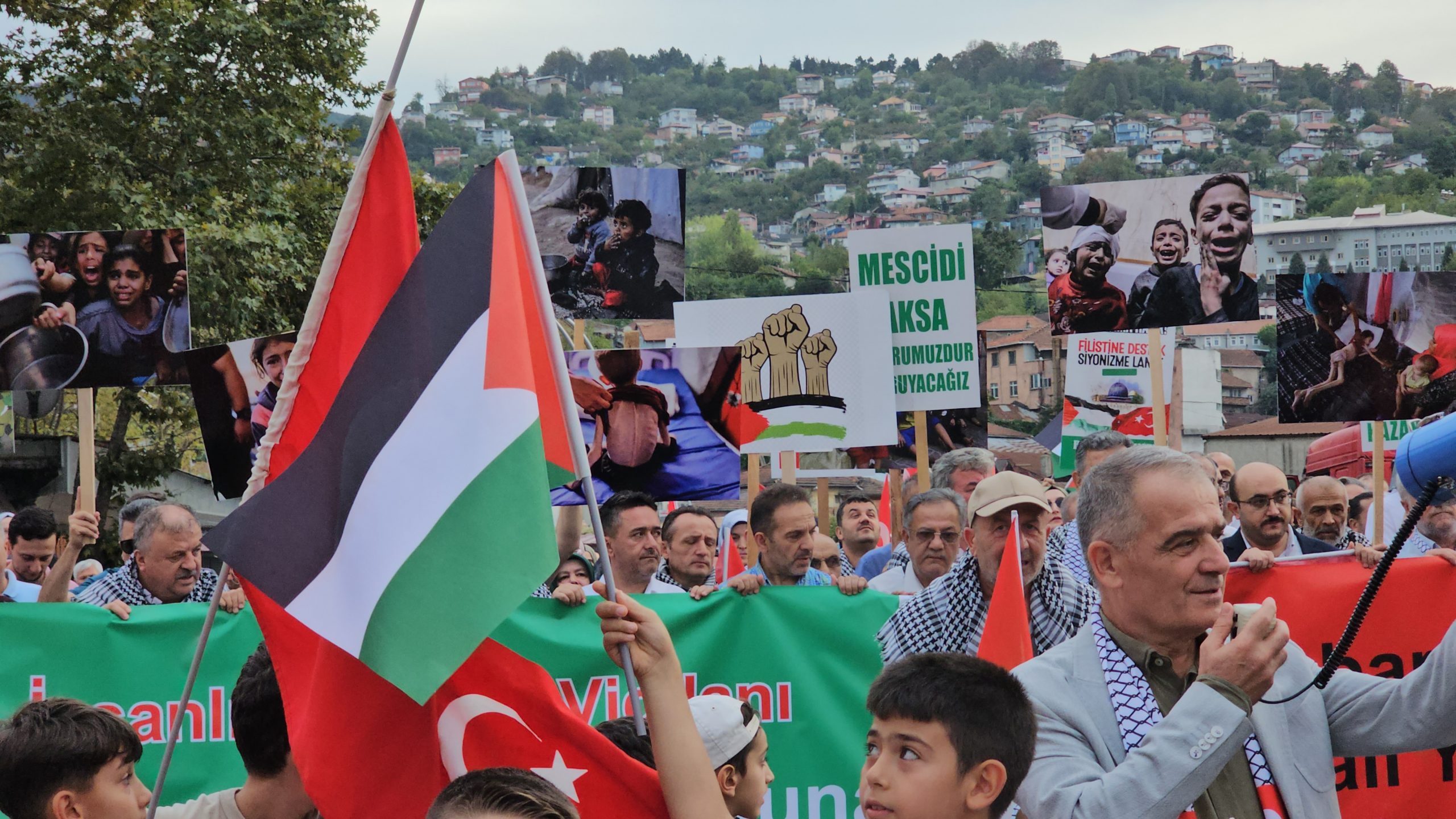 Zonguldak’ta sivil toplum kuruluşları ve vatandaşlar, Filistin’e insani yardım ulaştırmak