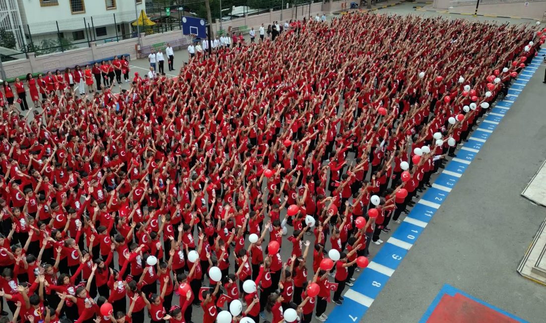 Antalya’da 1500 Öğrenciden Cumhuriyet Koreografisi Antalya’da ortaokul öğrencileri, 29 Ekim Cumhuriyet Bayramı’nı coşkuyla kutladı. Atatürk
