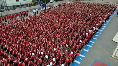Antalya’da ortaokul öğrencileri, 29 Ekim Cumhuriyet Bayramı’nı coşkuyla kutladı. Atatürk