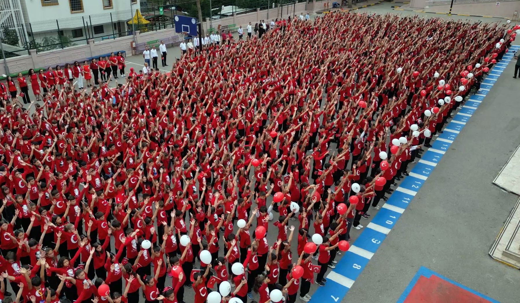 Antalya’da ortaokul öğrencileri, 29 Ekim Cumhuriyet Bayramı’nı coşkuyla kutladı. Atatürk