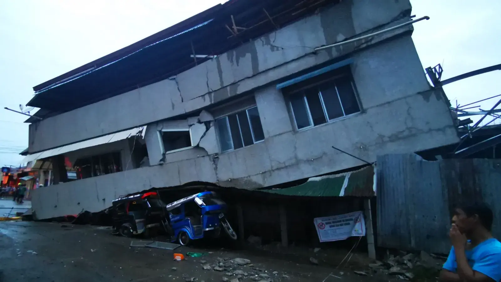 Filipinler’de meydana gelen 6.9 büyüklüğündeki depremde yaşamını yitirenlerin sayısının 61’e