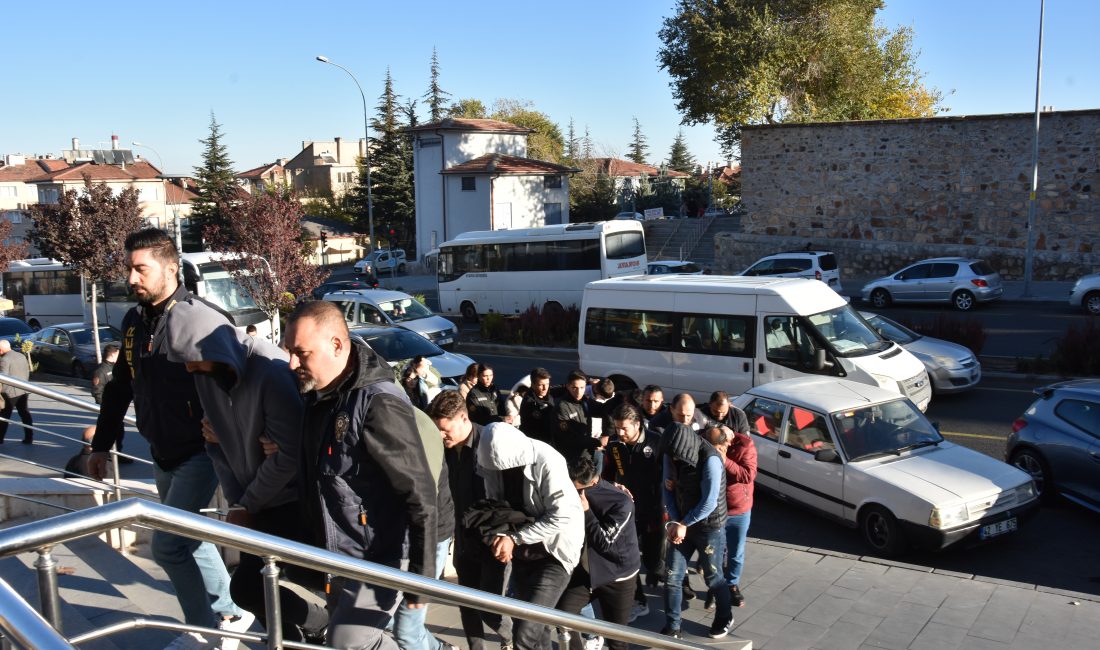 Nevşehir Merkezli Kripto Dolandırıcılığı Operasyonunda 39 Şüpheli Yakalandı Nevşehir merkezli 19 ilde düzenlenen eş zamanlı operasyonda, sahte kripto
