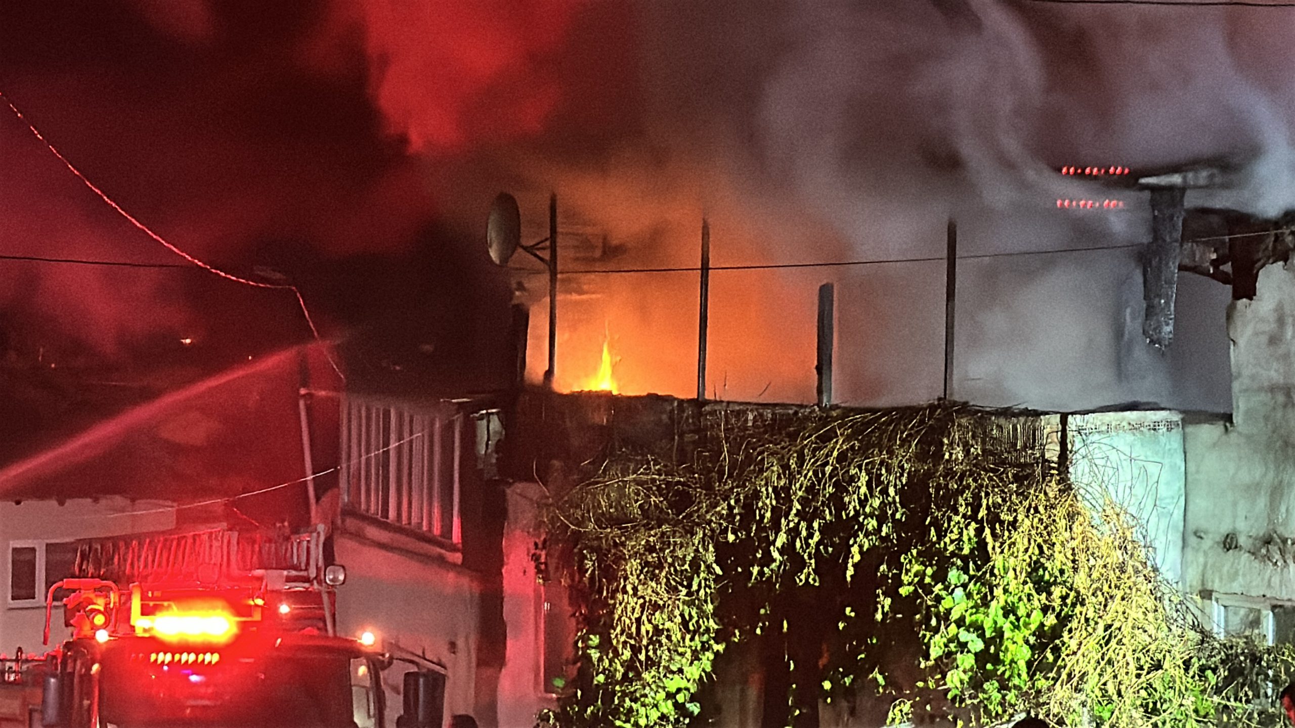 Kütahya’nın Sultanbağı Mahallesi’nde bulunan 2 katlı bir binanın çatı katında