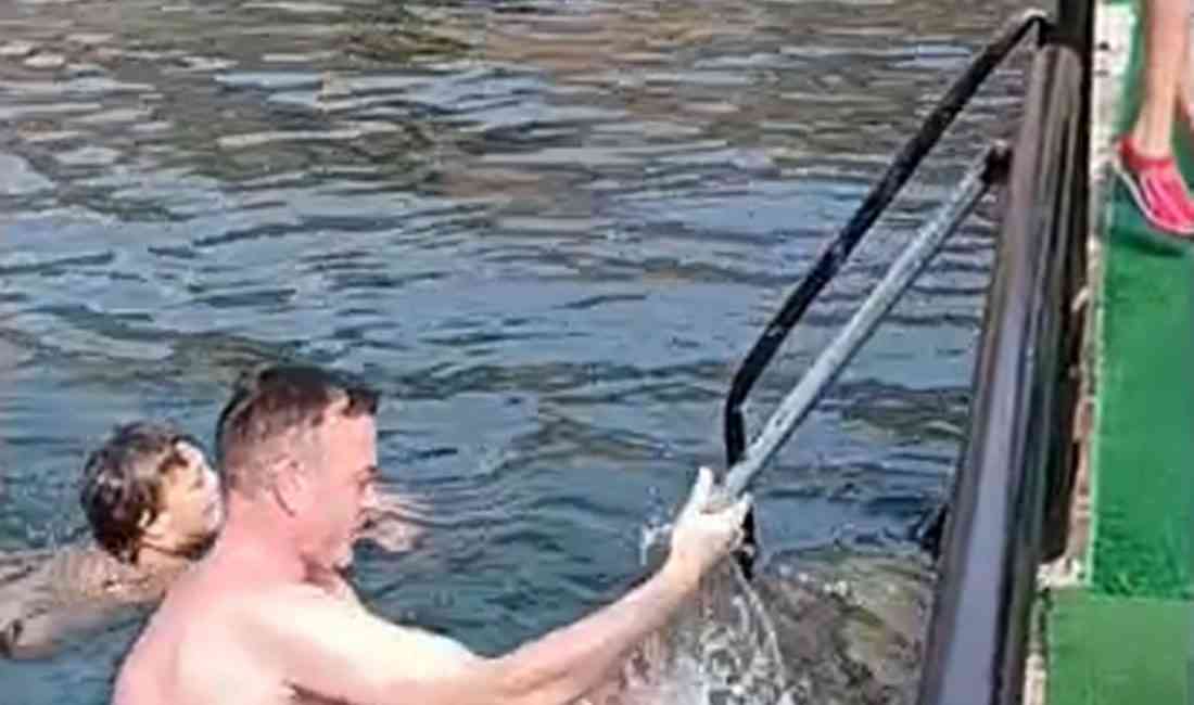 Antalya’nın Manavgat ilçesinde, gezi teknesiyle katıldığı Oymapınar Baraj Gölü‘nde yüzmek