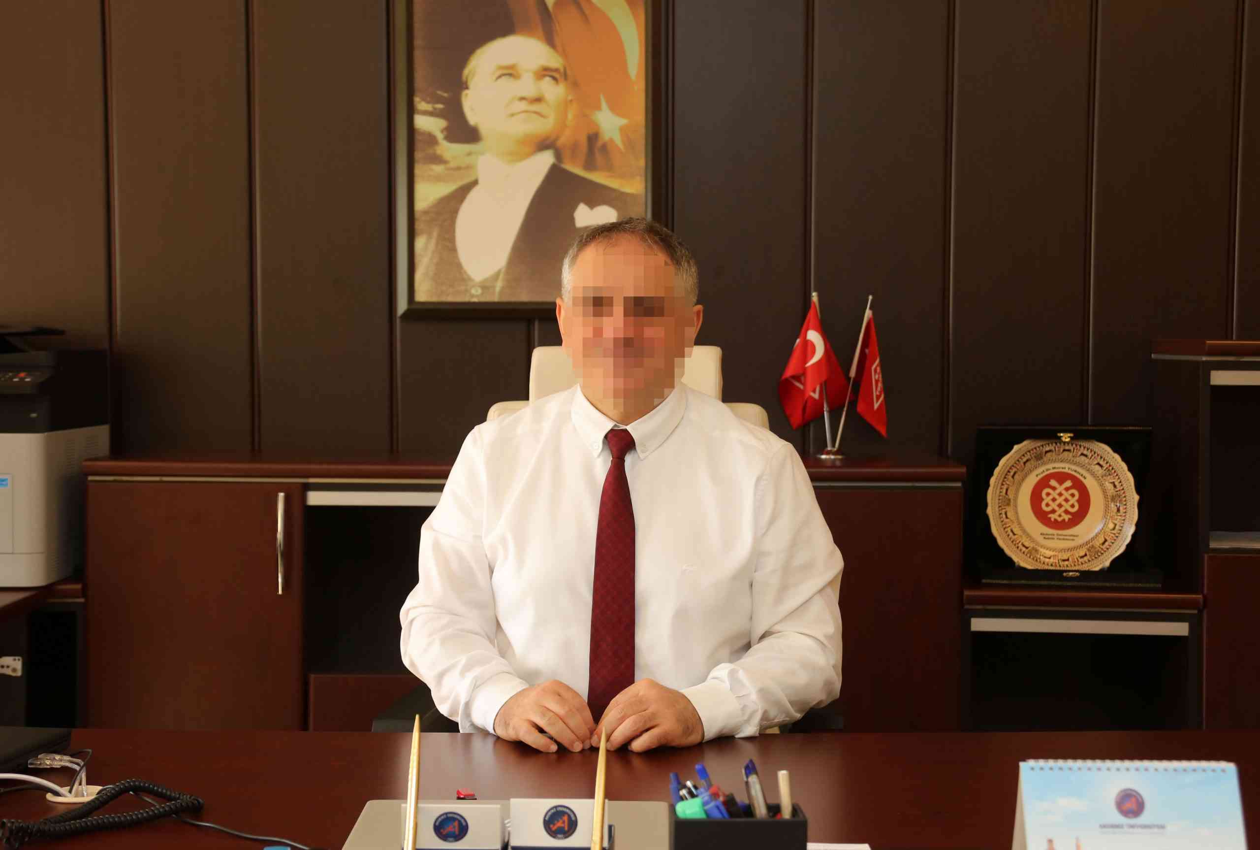 Akdeniz Üniversitesi’nde (AÜ) yürütülen disiplin soruşturmasında, aralarında eski rektör yardımcısı