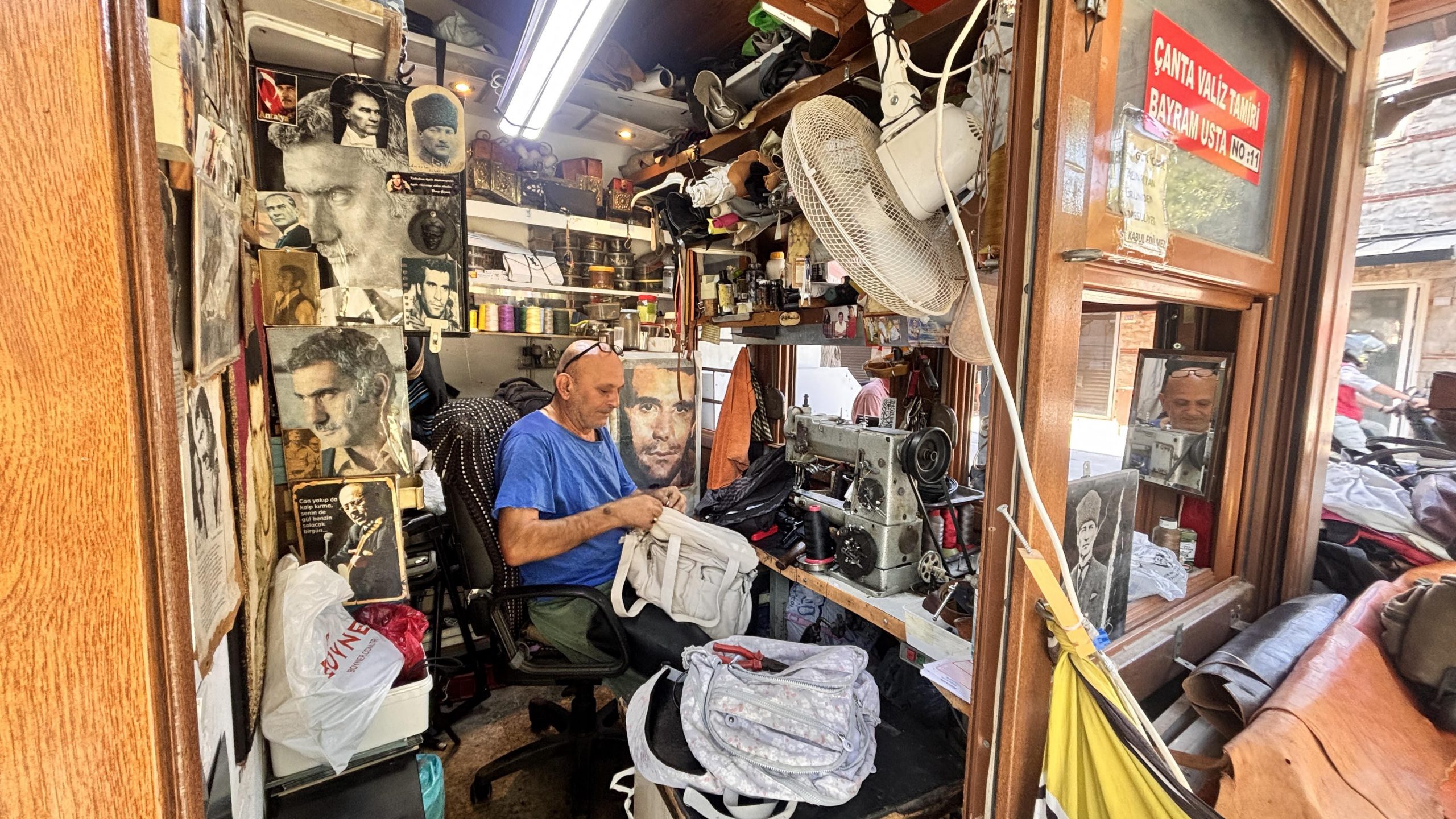 Antalya’da 12 yaşında başladığı çanta imalatı ve tamir işini 56