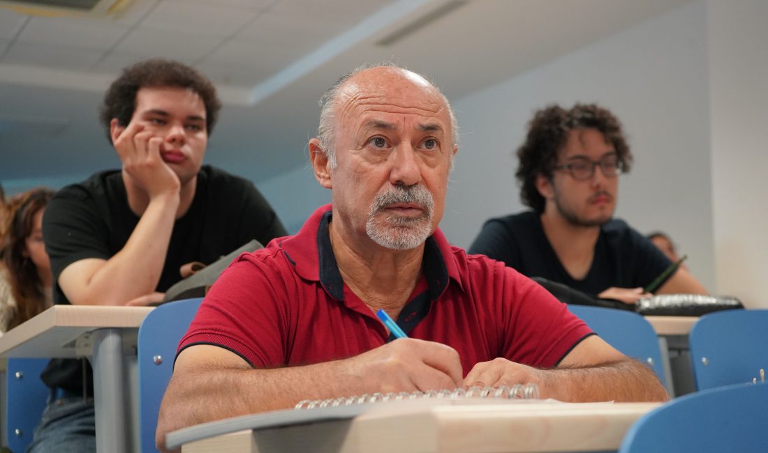 Antalya’da yaşayan emekli edebiyat öğretmeni İsmet Güler (63), yıllar önce