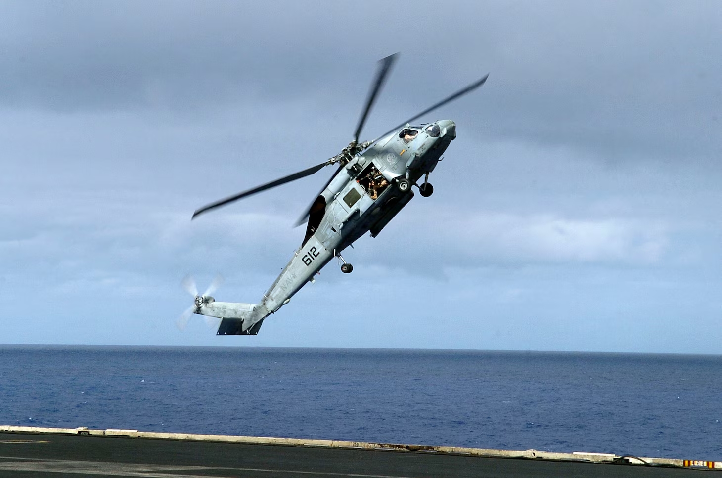 ABD Donanması’na bağlı ‘USS Nimitz’ uçak gemisinden havalanan bir ‘Sea