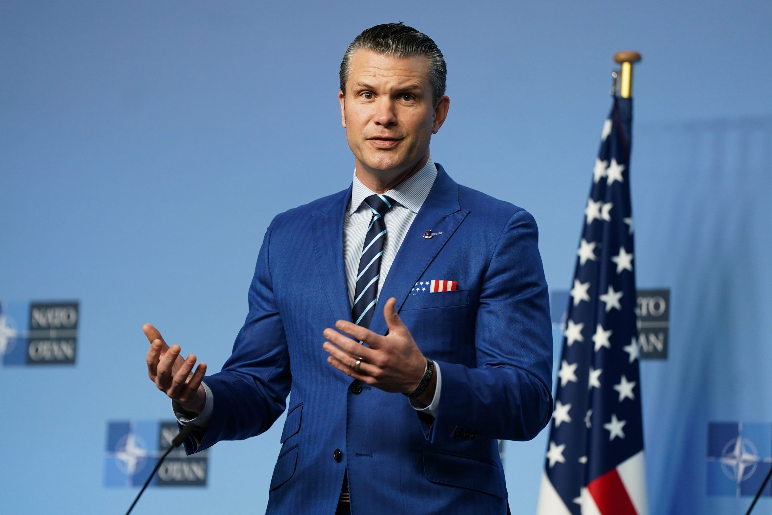 ABD Savunma Bakanı Pete Hegseth’in uçağı, camında meydana gelen çatlak