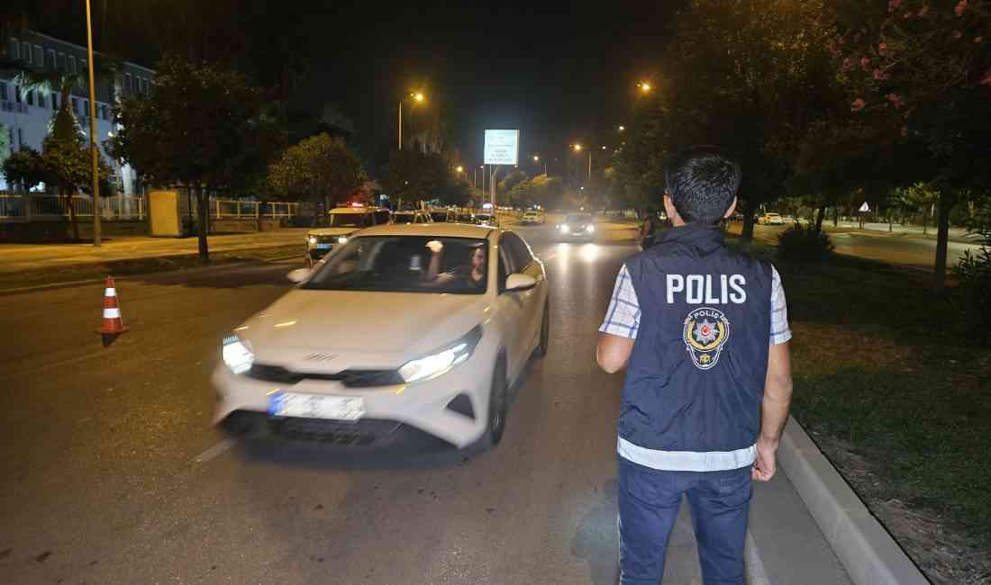 Adana’da İl Emniyet Müdürlüğü ekiplerince gerçekleştirilen geniş kapsamlı asayiş uygulamasında,