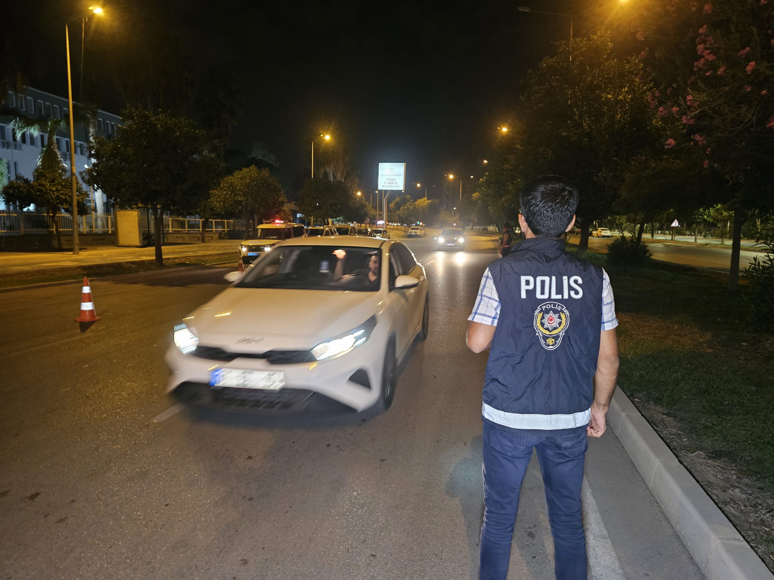 Adana’da İl Emniyet Müdürlüğü ekiplerince gerçekleştirilen geniş kapsamlı asayiş uygulamasında,