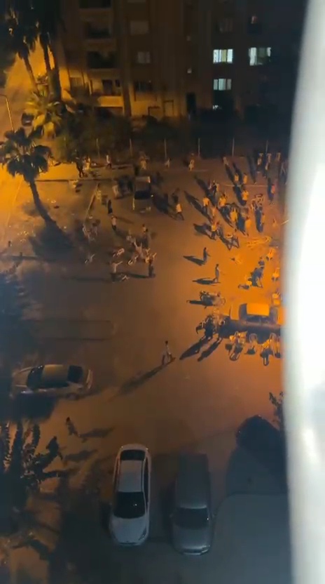 Adana’nın Yüreğir ilçesinde düzenlenen asker kınasında iki grup arasında çıkan