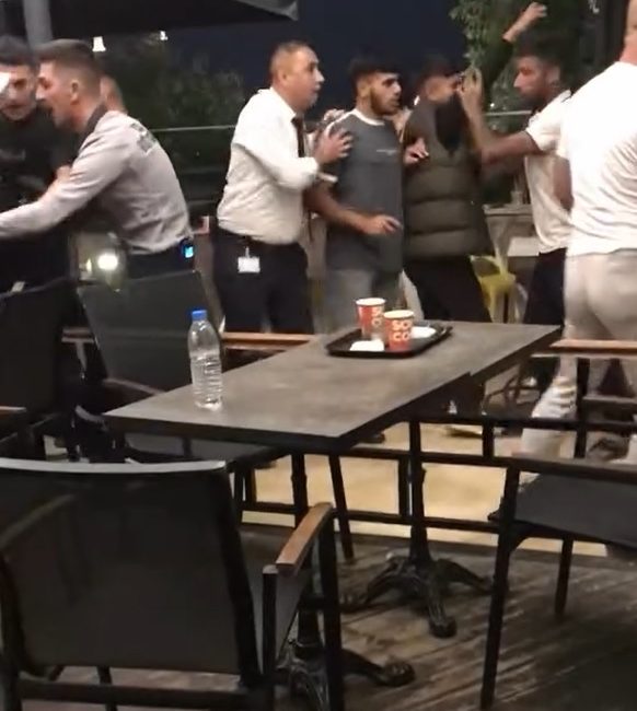   Adana’da bir alışveriş merkezinde iki grup arasında çıkan kavga,