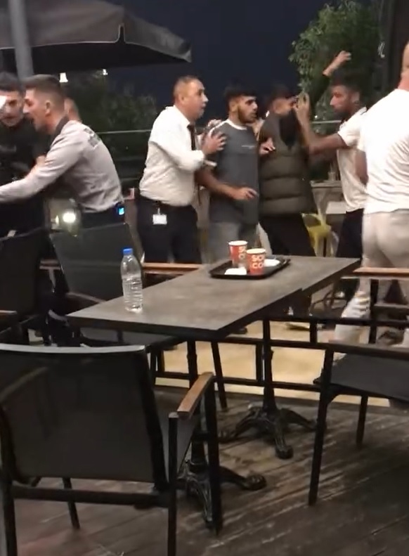   Adana’da bir alışveriş merkezinde iki grup arasında çıkan kavga,
