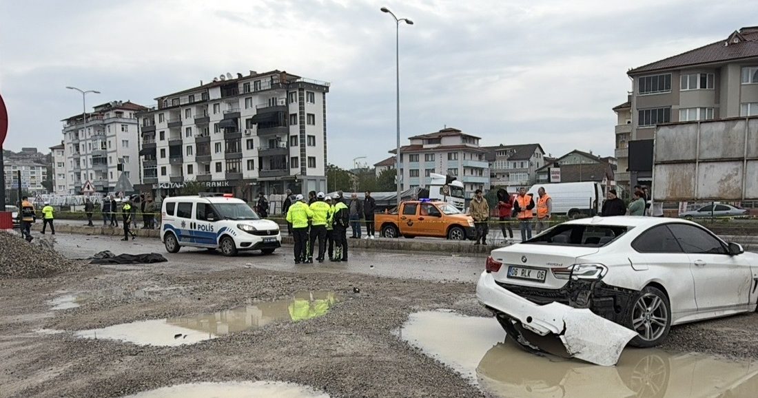 Bartın’da Alkollü Sürücü Üniversite Öğrencisine Çarptı: Edanur Tatlıoğlu Hayatını Kaybetti   Bartın-Zonguldak yolunun Çatmaca mevkisinde alkollü sürücünün neden olduğu kazada,