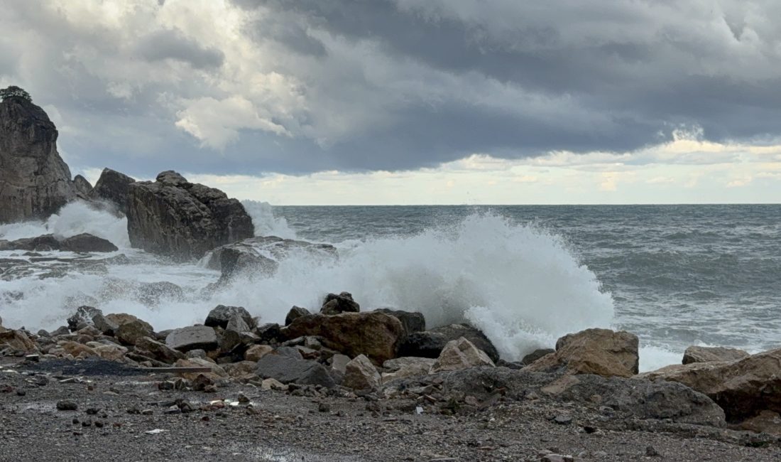 Bartın’ın Amasra ilçesinde, kuvvetli rüzgar ve sağanak yağış etkili olurken,