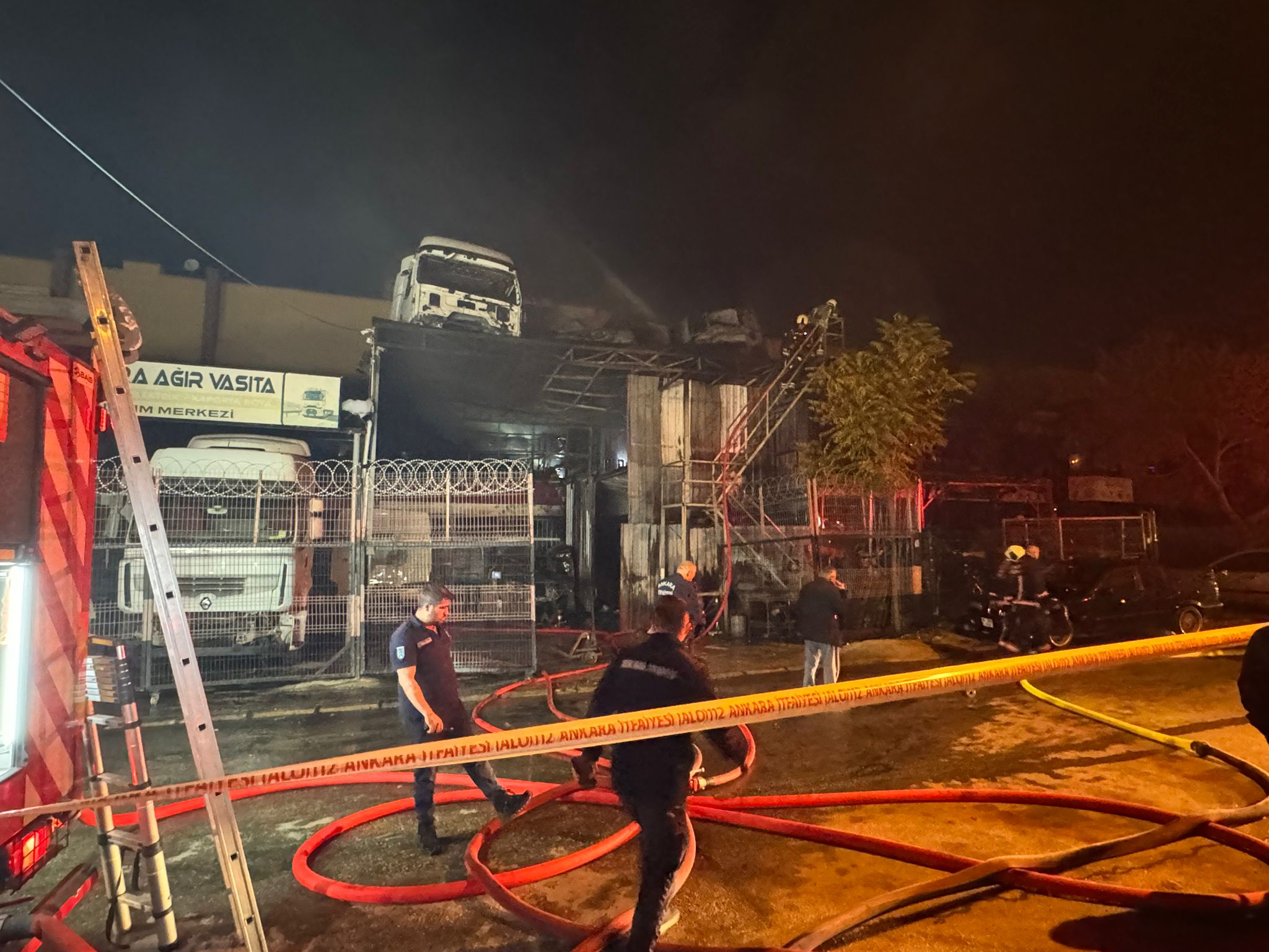 Ankara’nın Yenimahalle ilçesinde bir oto tamirhanesinde çıkan yangın, itfaiye ekiplerinin