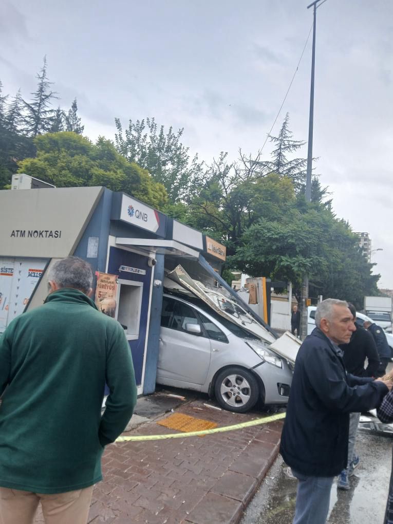 Yağmur Nedeniyle Kayganlaşan Yolda Sürücü Kontrolü Kaybetti Ankara’nın Altındağ ilçesinde,